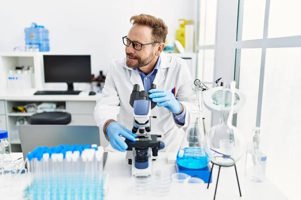 Hombre Hispano Mediana Edad Vistiendo Uniforme Científico Trabajando Laboratorio — Foto de Stock