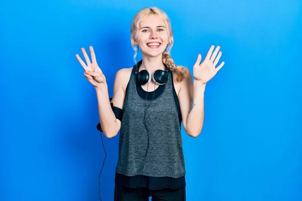 Mooie Blanke Vrouw Met Blond Haar Dragen Sportkleding Tonen Wijzen — Stockfoto