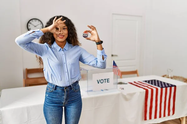 笑顔でOkジェスチャーをする投票によって政治運動に立っている美しいヒスパニック系の女性 幸せな顔で指を通して見る目 — ストック写真