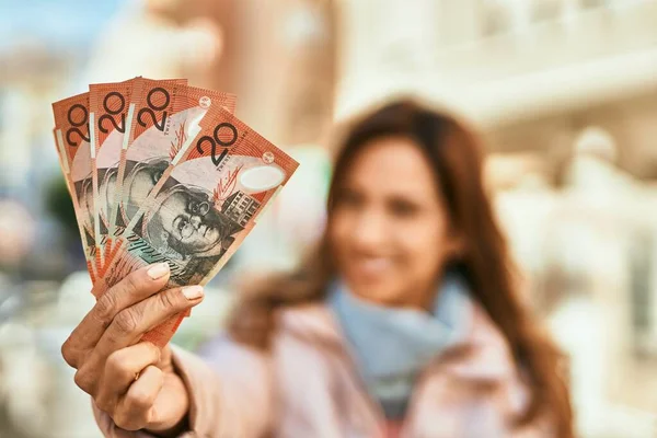 Junge Hispanische Frau Lächelt Glücklich Und Hält Australische Dollars Der — Stockfoto