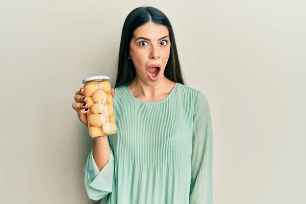 Ung Latinamerikansk Kvinna Håller Flaska Med Kokt Potatis Rädd Och — Stockfoto