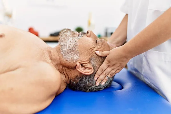 Fisioterapista Paziente Riabilitazione Clinica — Foto Stock