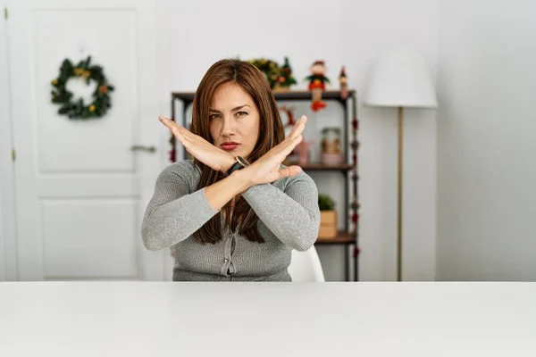 Jovem Mulher Latina Sentada Mesa Natal Decoração Rejeição Expressão Cruzando — Fotografia de Stock