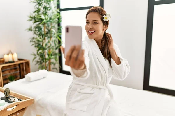 穿着浴衣的年轻拉丁女人在智能手机旁自拍 — 图库照片