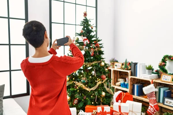 Jovem Hispânica Fazer Foto Pelo Smartphone Para Árvore Natal Casa — Fotografia de Stock