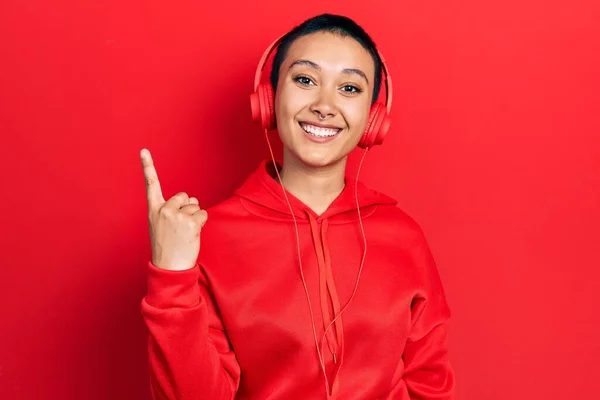 Bella Donna Ispanica Con Capelli Corti Che Ascolta Musica Usando — Foto Stock