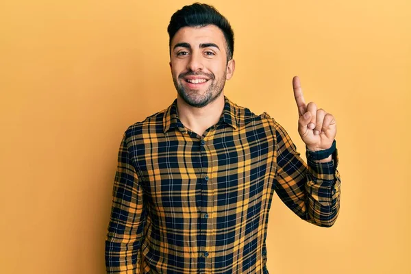 Joven Hombre Hispano Usando Ropa Casual Mostrando Señalando Con Dedo — Foto de Stock