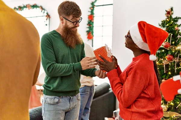 Group Young People Giving Christmas Gifts Home — Stock Photo, Image