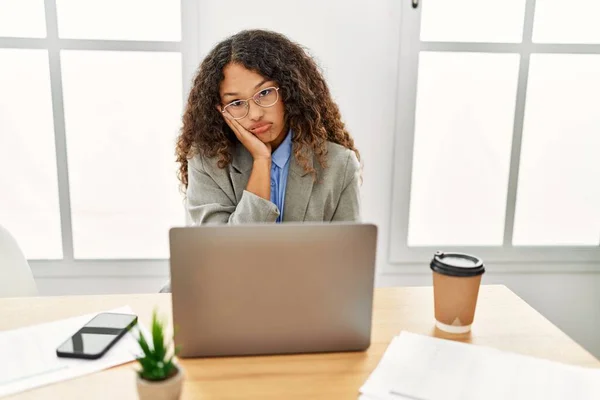 Hermosa Mujer Negocios Hispana Sentada Escritorio Oficina Trabajando Con Portátil —  Fotos de Stock