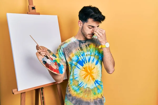 Joven Hombre Hispano Pie Dibujando Con Paleta Caballete Pintor Pie —  Fotos de Stock