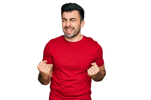 Hispanic Man Med Skägg Bär Casual Röd Shirt Upphetsad För — Stockfoto