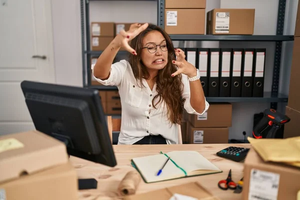 Young Hispanic Woman Working Small Business Ecommerce Shouting Frustrated Rage — Stock Photo, Image
