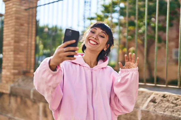 Junge Frau Lächelt Selbstbewusst Bei Videoanruf Auf Der Straße — Stockfoto