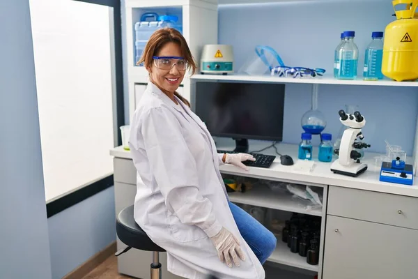 Jovem Latina Vestindo Uniforme Cientista Usando Computador Trabalhando Laboratório — Fotografia de Stock