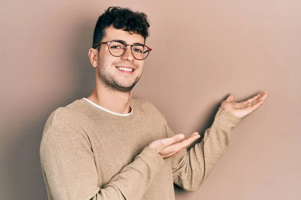 Jovem Hispânico Vestindo Roupas Casuais Óculos Convidativos Para Entrar Sorrindo — Fotografia de Stock