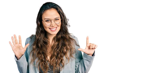 Fiatal Spanyol Lány Üzleti Ruhát Szemüveget Visel Hetes Számú Ujjal — Stock Fotó