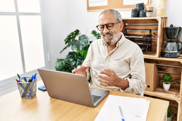 Senior Homem Cabelos Grisalhos Sorrindo Confiante Ter Chamada Vídeo Escritório — Fotografia de Stock