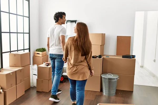 Junges Paar Lächelt Glücklich Beim Gemeinsamen Gehen Mit Den Händen — Stockfoto