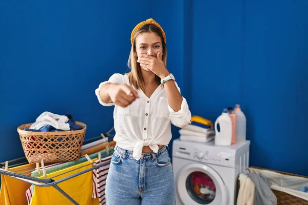 Ung Blond Kvinna Tvättstugan Skrattar Dig Pekar Finger Till Kameran — Stockfoto