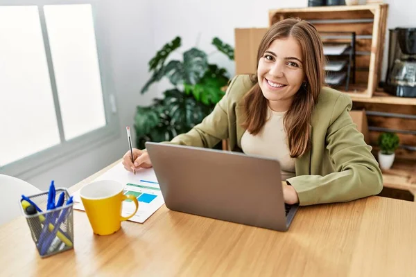 Young Hispanic Woman Smiling Confident Working Office — Stockfoto