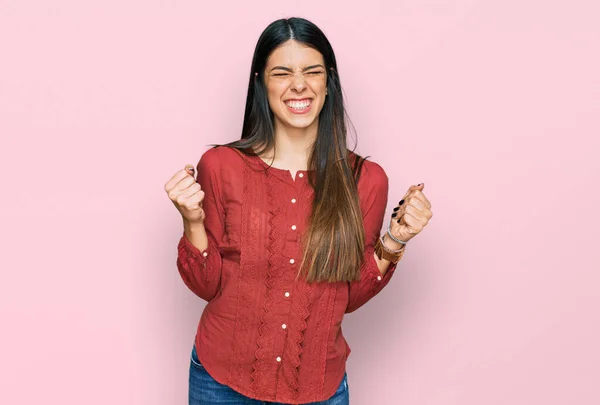 Jonge Spaanse Vrouw Casual Kleding Opgewonden Voor Succes Met Opgeheven — Stockfoto