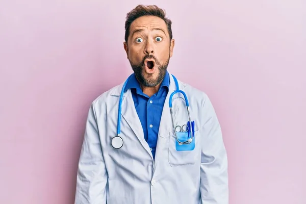 Mężczyzna Średnim Wieku Noszący Mundur Lekarza Stetoskop Przerażony Zdumiony Otwartymi — Zdjęcie stockowe