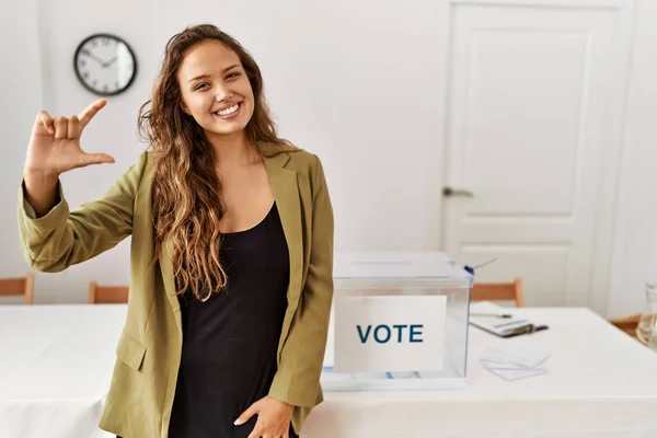 Hermosa Mujer Hispana Pie Sala Campaña Política Sonriendo Confiado Gesto —  Fotos de Stock