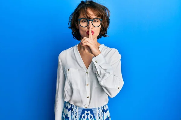 Młoda Brunetka Ubraniach Okularach Prosi Ciszę Palcem Ustach Cisza Tajne — Zdjęcie stockowe