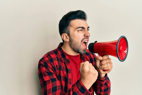 Homem Hispânico Com Barba Gritando Com Megafone — Fotografia de Stock