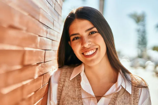 Jonge Spaanse Vrouw Glimlachend Gelukkig Staande Stad — Stockfoto