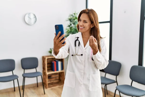 Jovem Latina Vestindo Uniforme Médico Tendo Videochamada Sala Espera Clínica — Fotografia de Stock