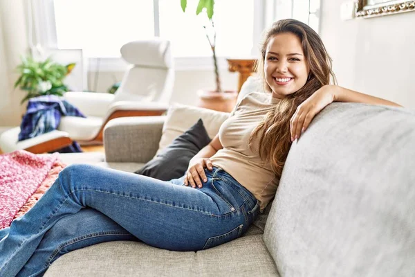 Jovem Hispânica Sorrindo Feliz Sentado Sofá Casa — Fotografia de Stock