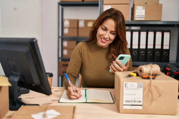 Genç Latin Kadını Akıllı Telefon Kullanıyor Ofiste Kitap Yazıyor — Stok fotoğraf