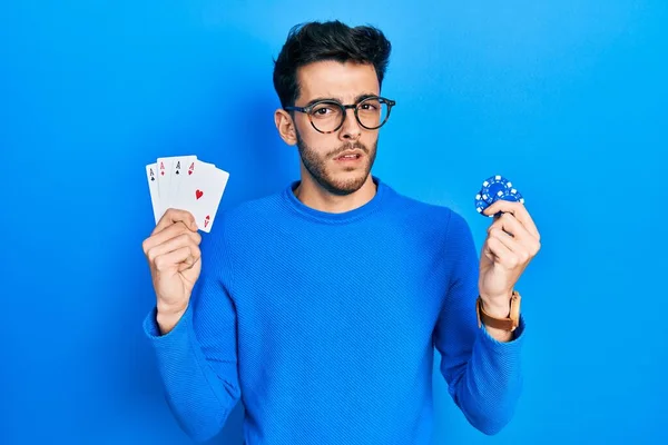 Poker Oynayan Elinde Kumarhane Fişleri Kartları Olan Genç Bir Spanyol — Stok fotoğraf
