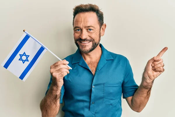 Muž Středního Věku Držící Izraelskou Vlajku Šťastně Usmívající Ukazující Rukou — Stock fotografie