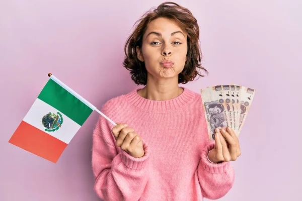 Mladá Brunetka Držící Mexickou Vlajku Mexické Pesos Bankovky Nadouvající Tváře — Stock fotografie