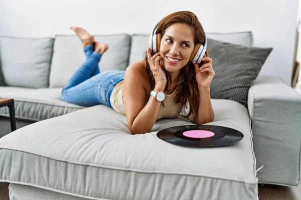 Jovem Latina Ouvindo Música Deitada Sofá Casa — Fotografia de Stock