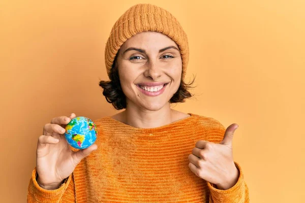 Junge Brünette Frau Mit Kleinem Weltball Die Glücklich Und Positiv — Stockfoto