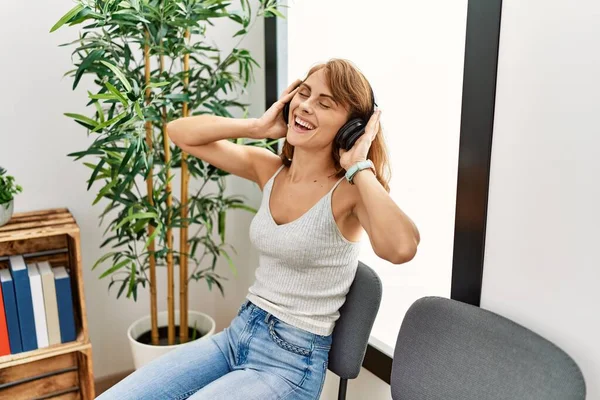 Young Caucasian Girl Listening Music Using Headphones Waiting Room — 스톡 사진
