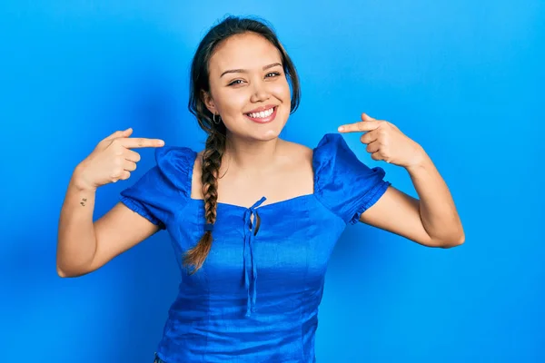 Joven Chica Hispana Vestida Con Ropa Casual Sonriendo Alegre Mostrando — Foto de Stock