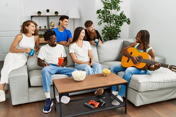 Gruppe Junger Freunde Lächelt Glücklich Und Spielt Hause Klassische Gitarre — Stockfoto