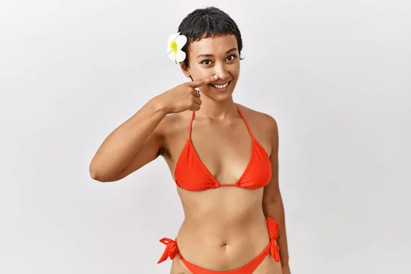 Junge Hispanische Frau Mit Kurzen Haaren Bikini Die Mit Dem — Stockfoto