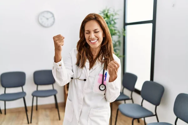 Médico Hispânico Meia Idade Mulher Sala Espera Muito Feliz Animado — Fotografia de Stock