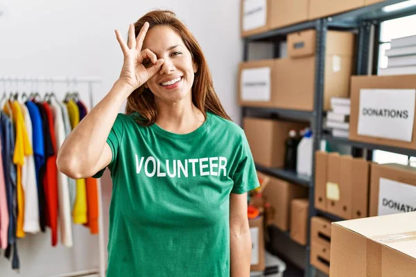 Orta Yaşlı Spanyol Kadın Bağışlarda Gönüllü Tişört Giyiyor Gülümsüyor Gülümsüyor — Stok fotoğraf