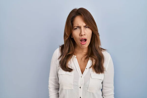 Mujer Hispana Pie Sobre Fondo Aislado Cara Choque Con Aspecto — Foto de Stock