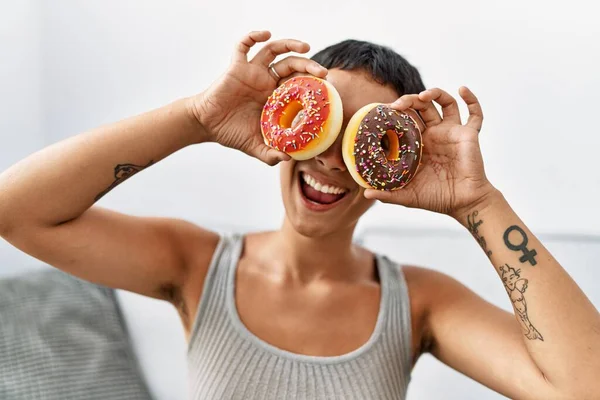 Genç Spanyol Kadın Gülümsüyor Kendine Güveni Tam Gözlerinin Önünde Donut — Stok fotoğraf