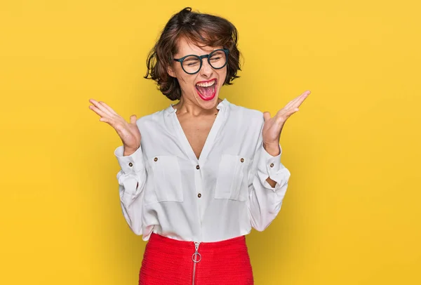 Mujer Hispana Joven Con Estilo Negocios Gafas Celebrando Locos Locos —  Fotos de Stock