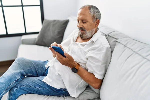 Senior Hombre Pelo Gris Sonriendo Confiado Usando Teléfono Inteligente Casa — Foto de Stock