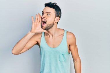 Yaz stili giyinmiş genç İspanyol adam el ele tutuşarak bağırıyor ve bağırıyordu. iletişim konsepti. 