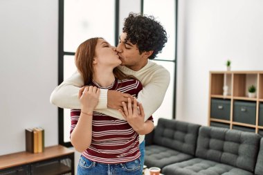 Genç çift evde öpüşüyor ve sarılıyor..